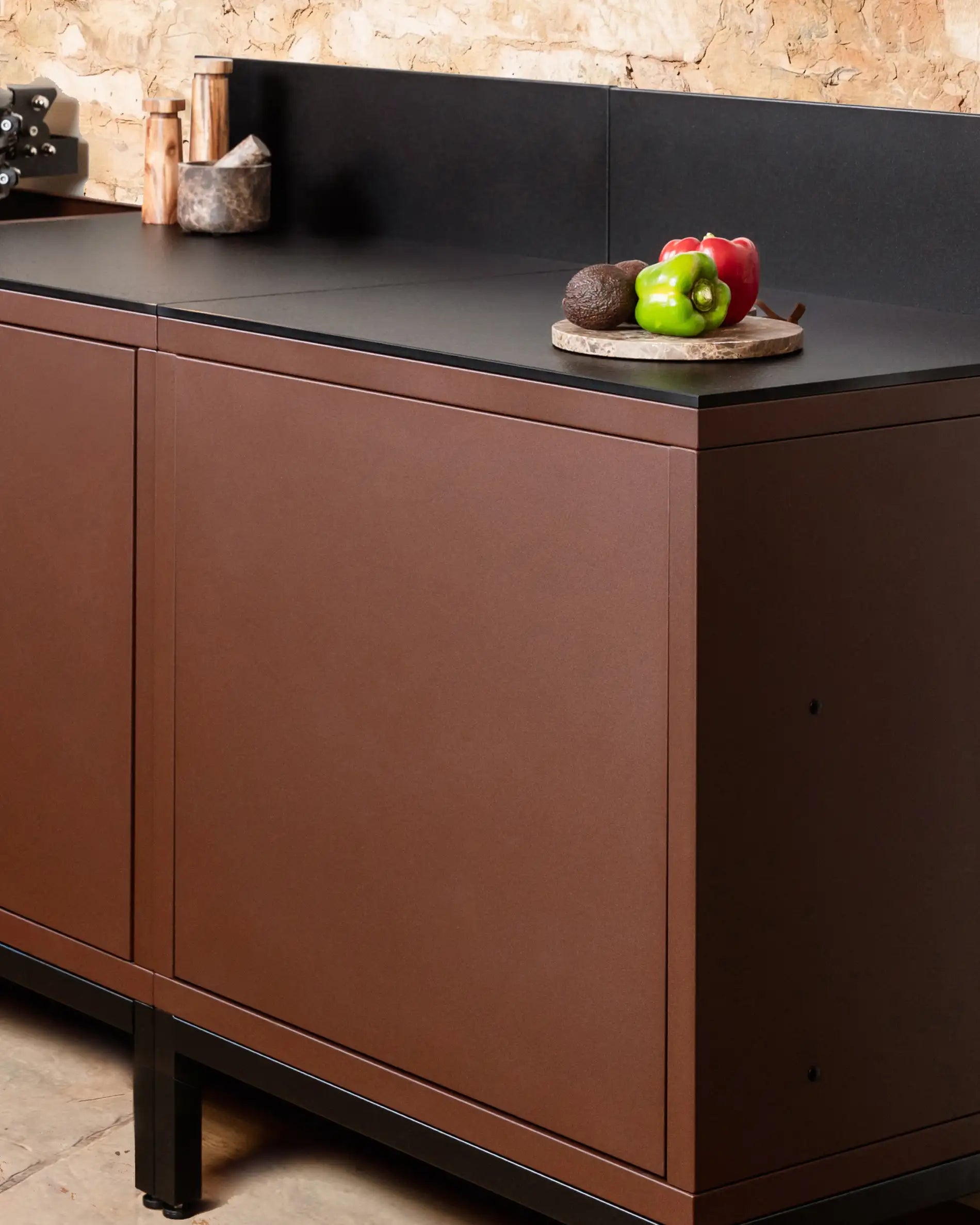 Module classique Kokko rust avec façade fermée et plan de travail noir