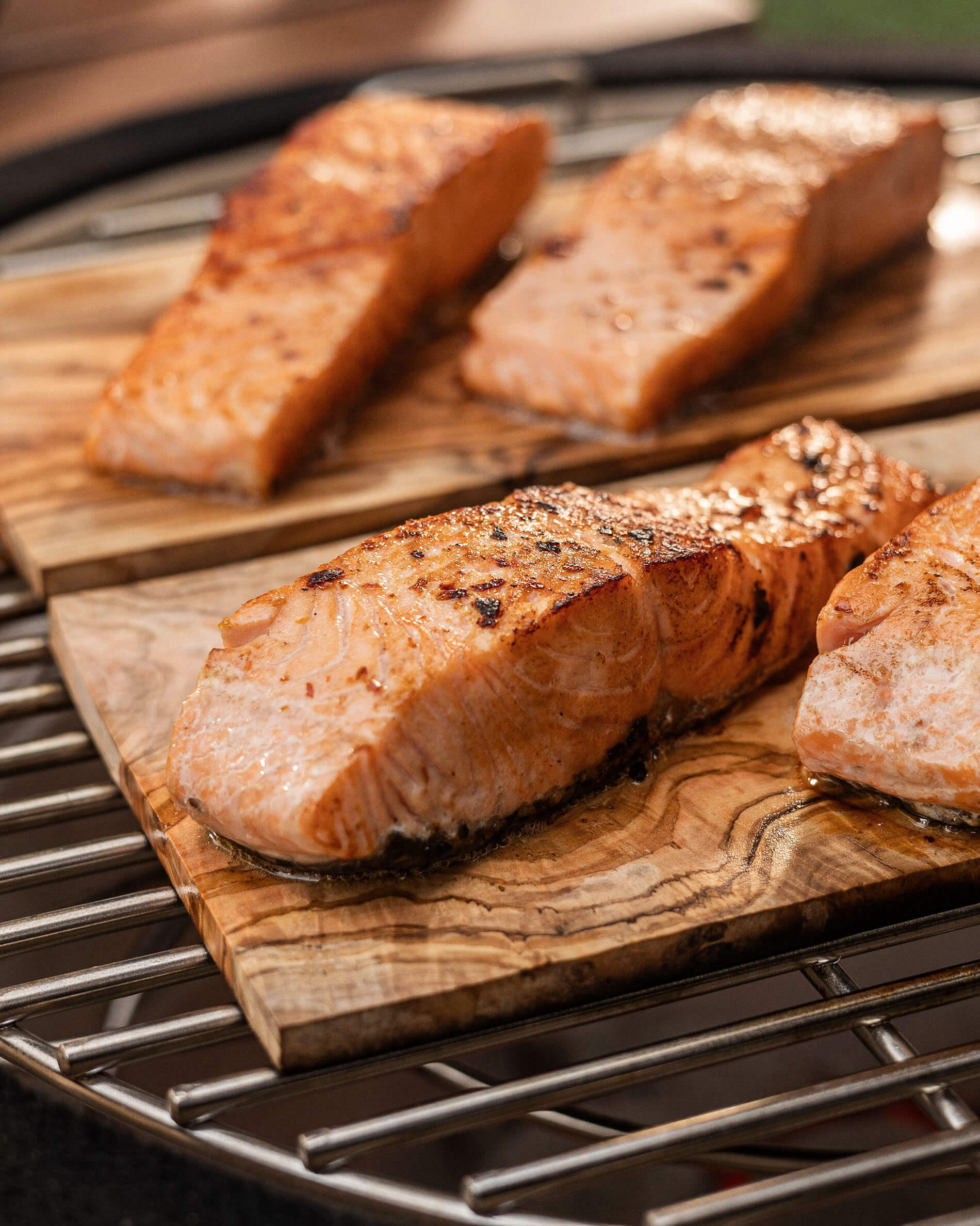 Tagliere rettangolare in legno con salmone