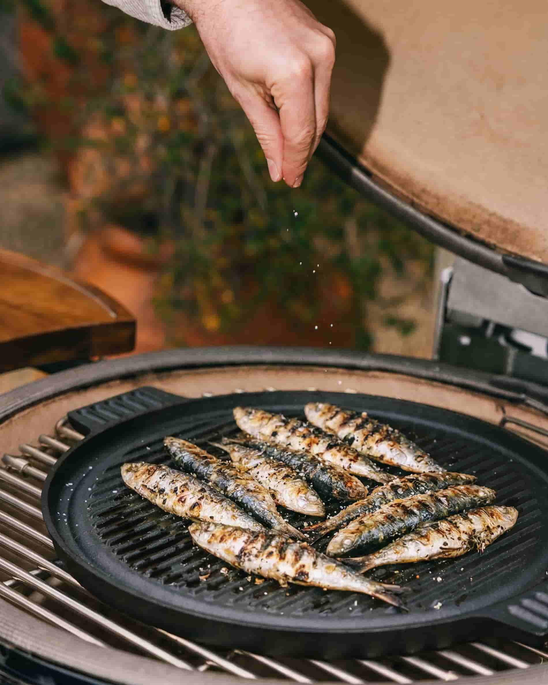 Plaque de cuisson plancha en fonte sur kamado