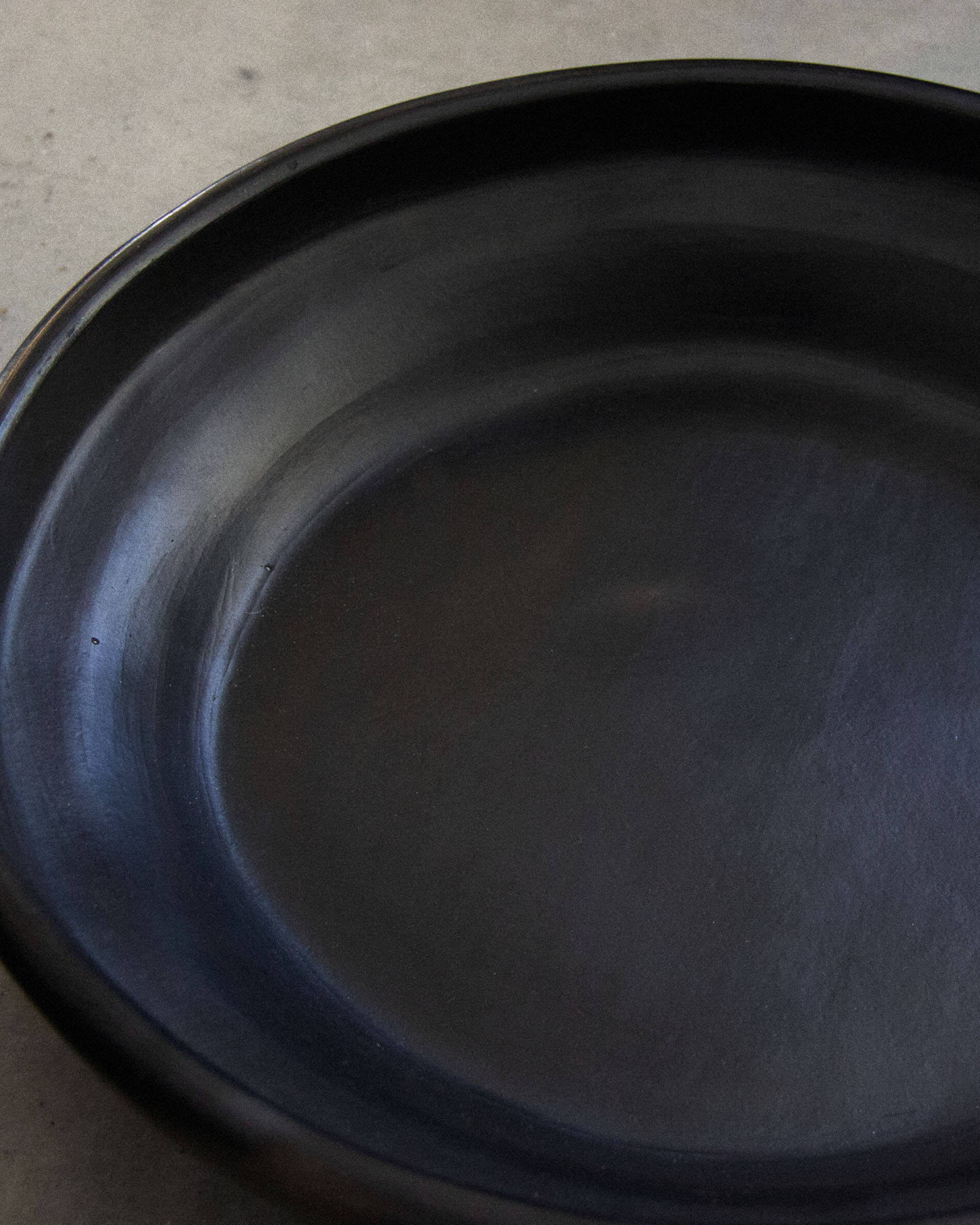 Plat à tajine en argile noire Chamba