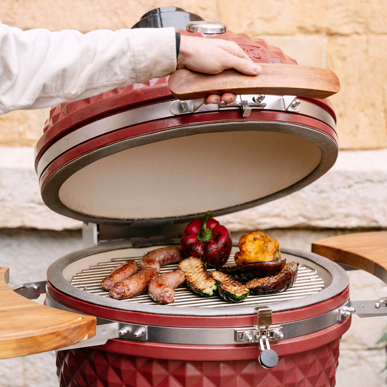 Kamado Kokko 22 pollici nuova edizione che esalta la versatilità in cucina: grigliate, cottura indiretta e affumicatura.