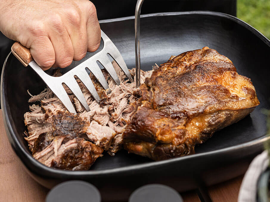 Porc fumé effiloché au kamado Kokko, montrant la texture de la viande après une cuisson lente.