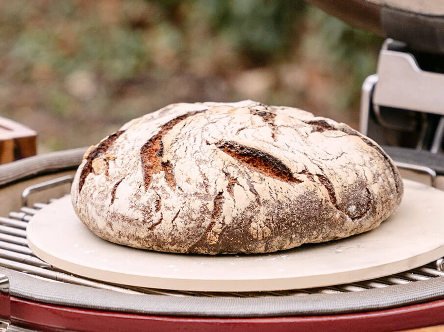 Pain artisanal cuit dans un kamado Kokko, posé sur une surface de cuisson à l’intérieur de la cuve en céramique.