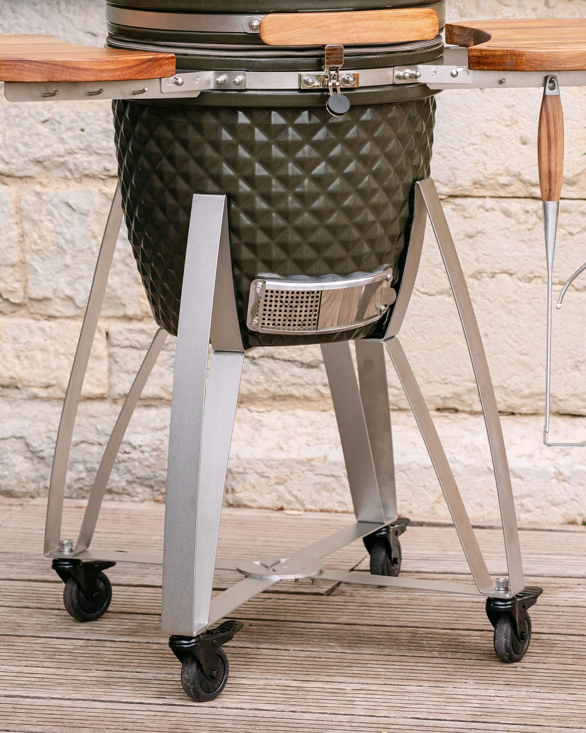 Carrello in acciaio inox per kamado Kokko con ripiano e ruote.