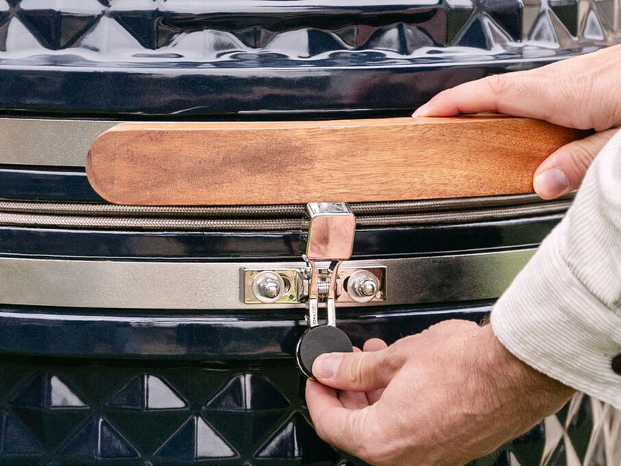 Primo piano sul fermo di sicurezza del kamado Kokko nuova edizione, che garantisce il blocco del coperchio durante l’apertura e la chiusura.