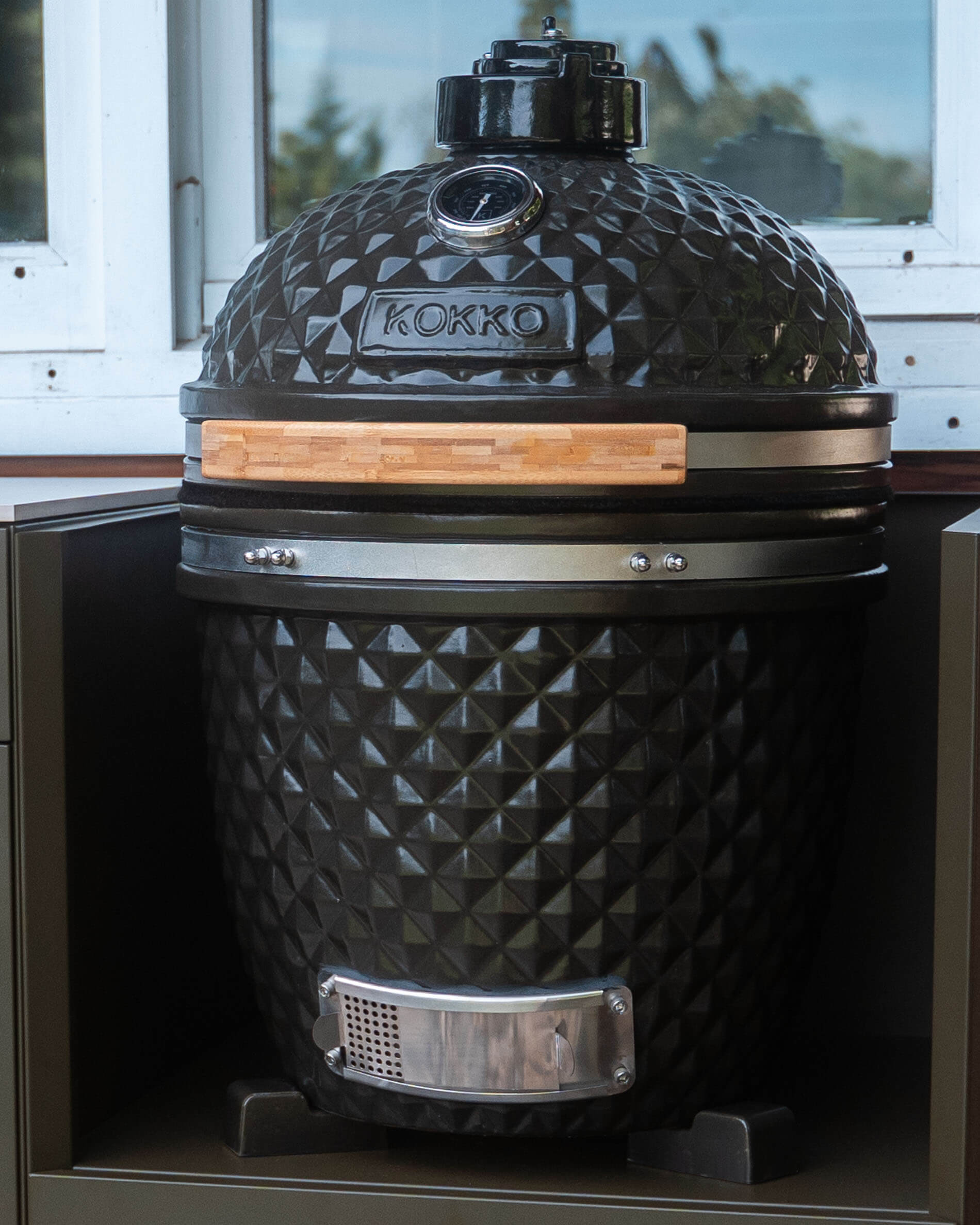 Schwarzer Keramikfuß, passend für Kokko Kamado-Grills.