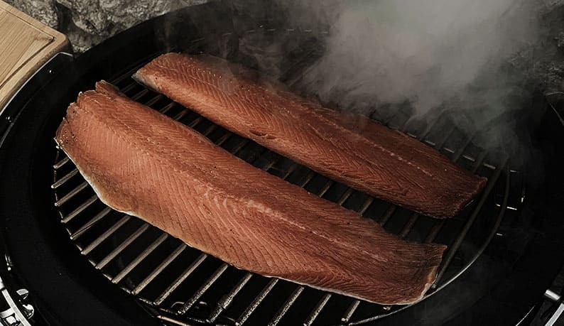 Geräucherte Forelle auf dem Grill
